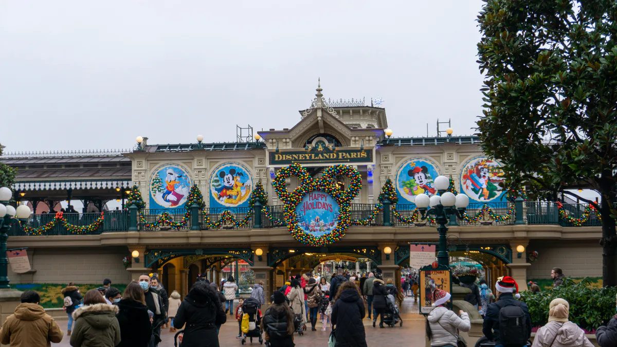 Entrada de Disneyland Park decorada e iluminada durante la temporada de Navidad