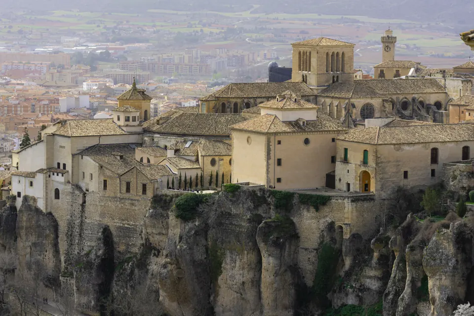 Casas y paisaje rocoso en el entorno de Cuenca