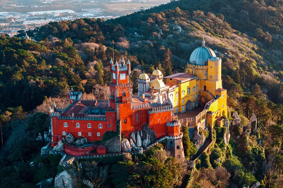 Palacio y paisaje verde en Sintra