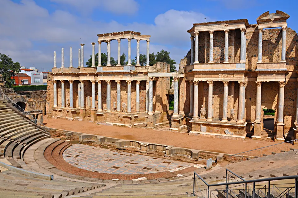 Monumento romano de Mérida bajo cielo despejado