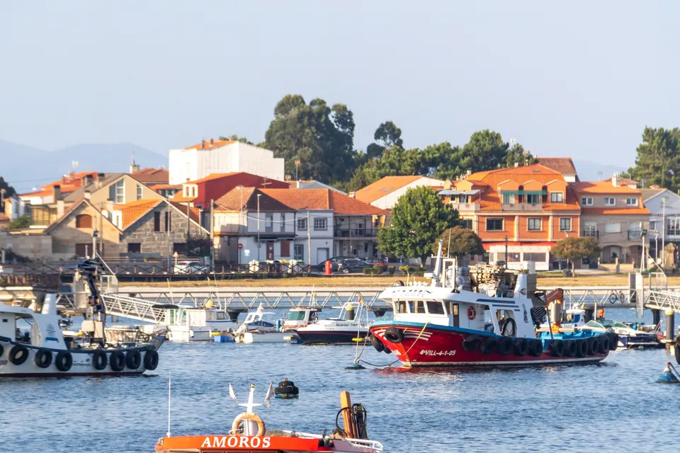 Costa de las Rías Baixas con barcos junto al mar