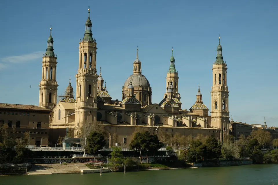 Basílica del Pilar de Zaragoza junto al río Ebro