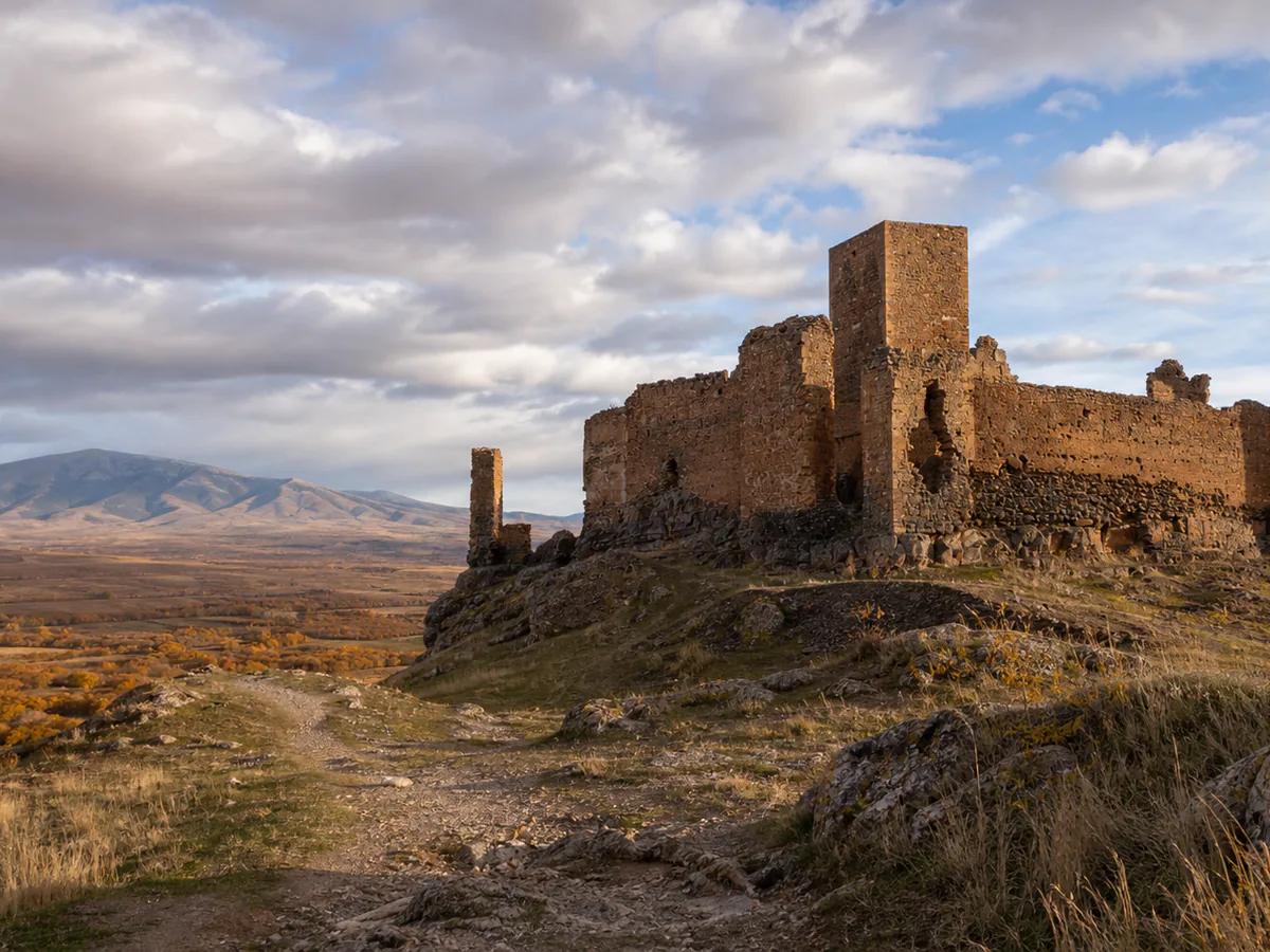 Ruinas del castillo de Trasmoz con el Moncayo al fondo