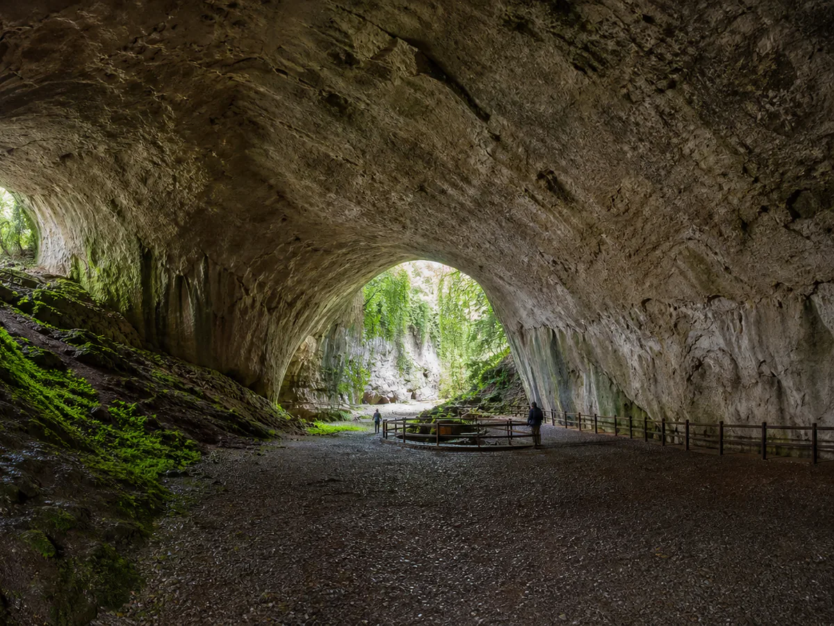 Interior de la cueva de Zugarramurdi con el sendero y las barandillas del recorrido
