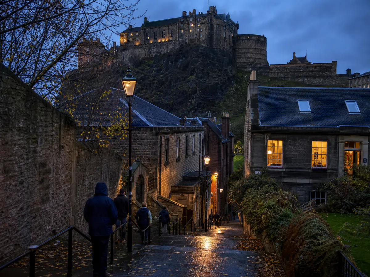 Casco histórico y castillo de Edimburgo iluminados al anochecer