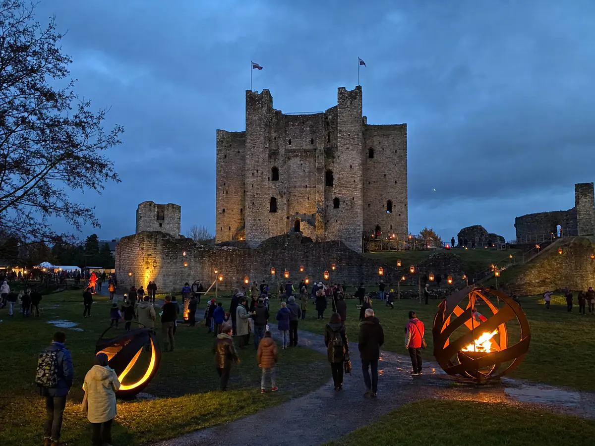 Castillo de Trim iluminado durante el festival Púca en Irlanda