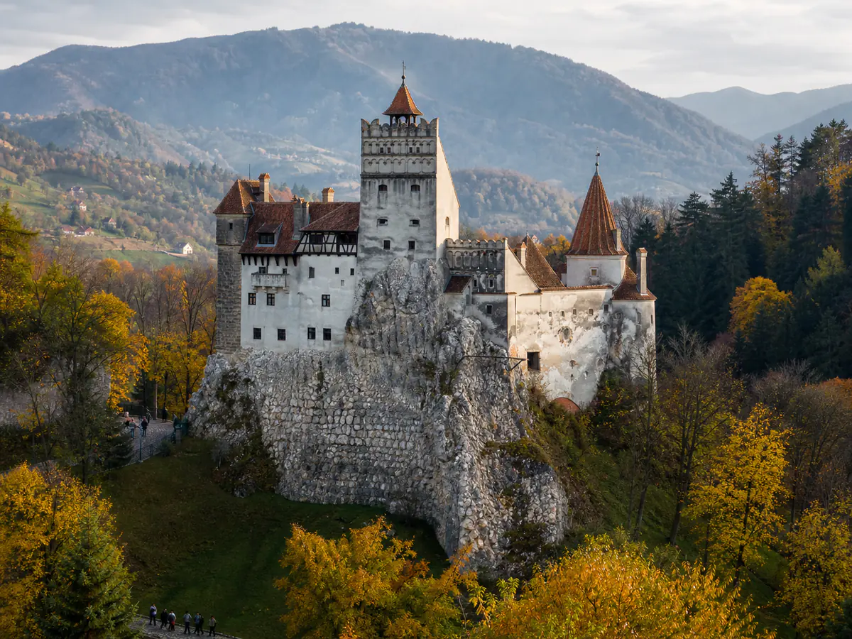 Castillo de Bran sobre el paisaje otoñal de Transilvania