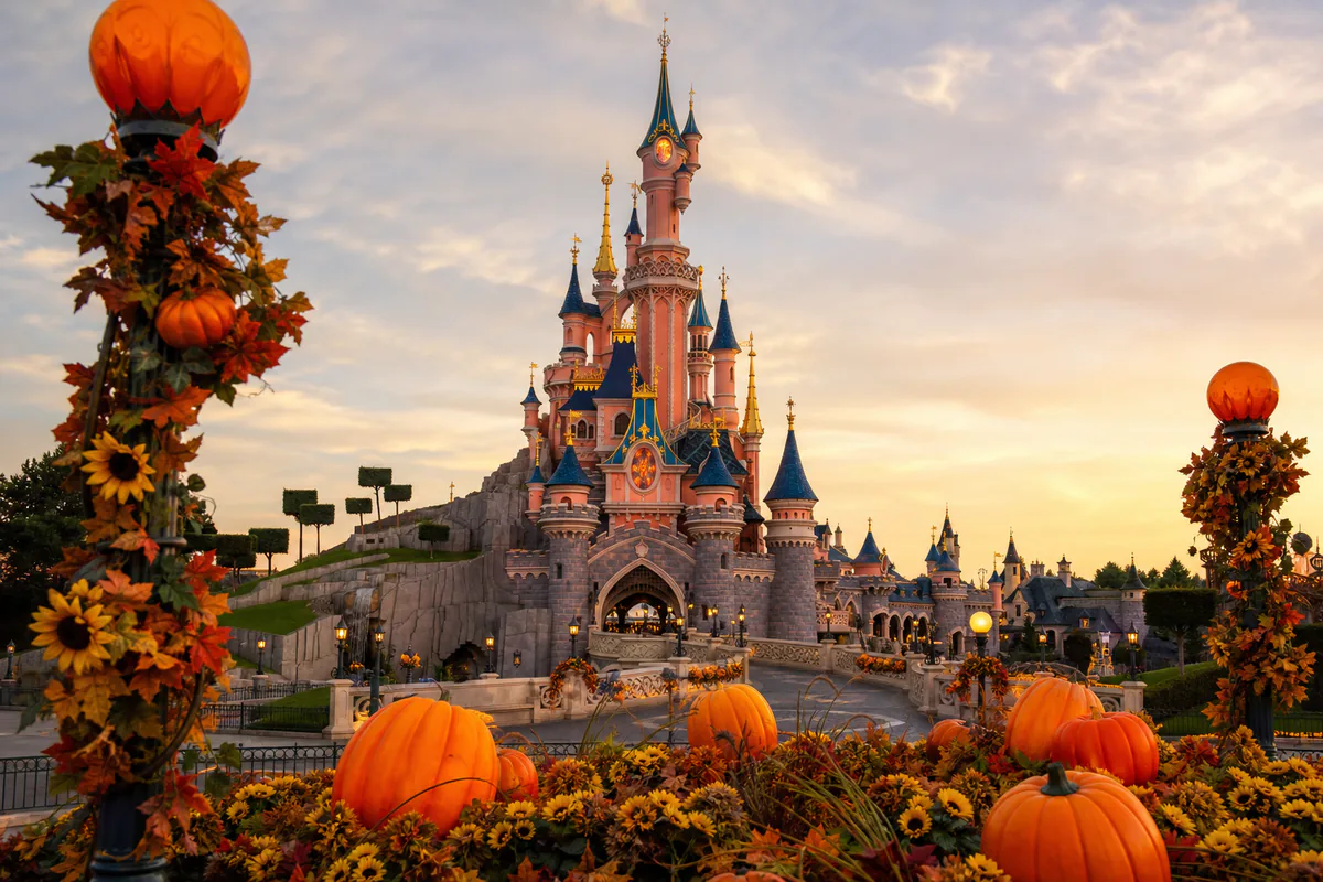 Castillo de Disneyland Paris decorado para Halloween con calabazas