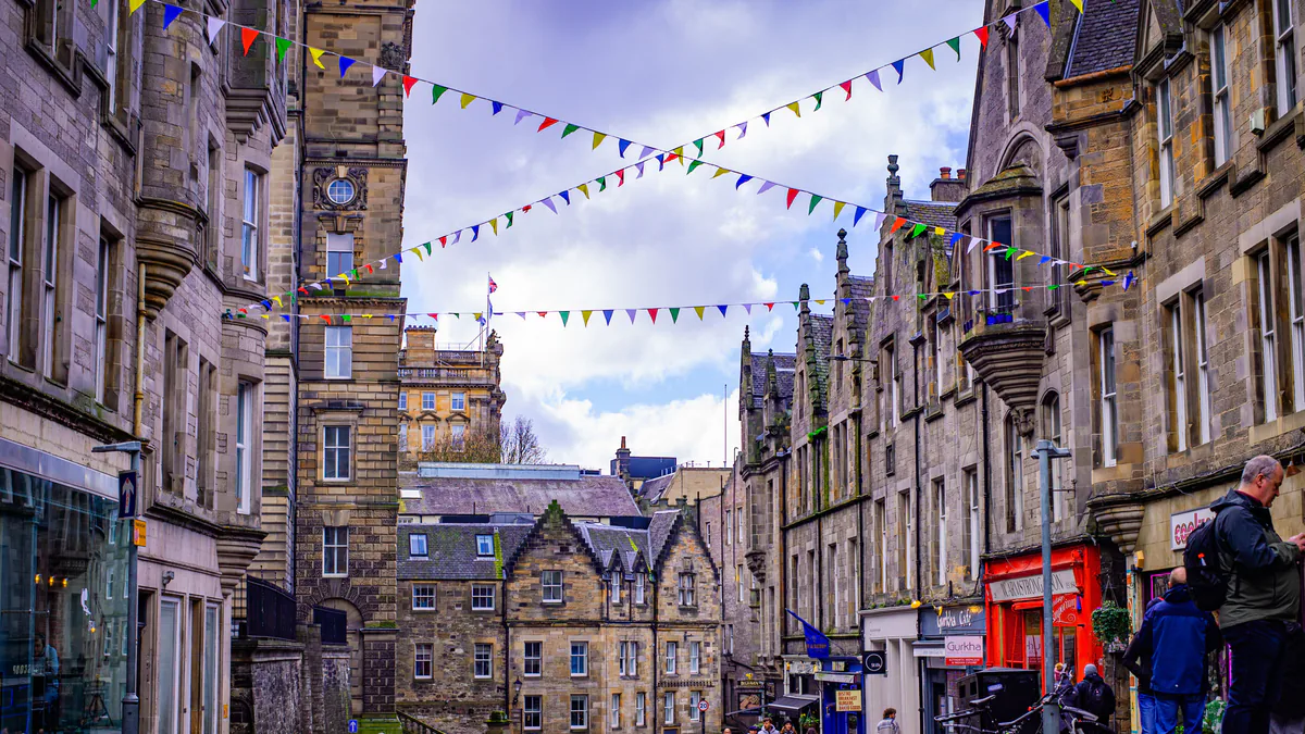 Calles del casco antiguo de Edimburgo al anochecer