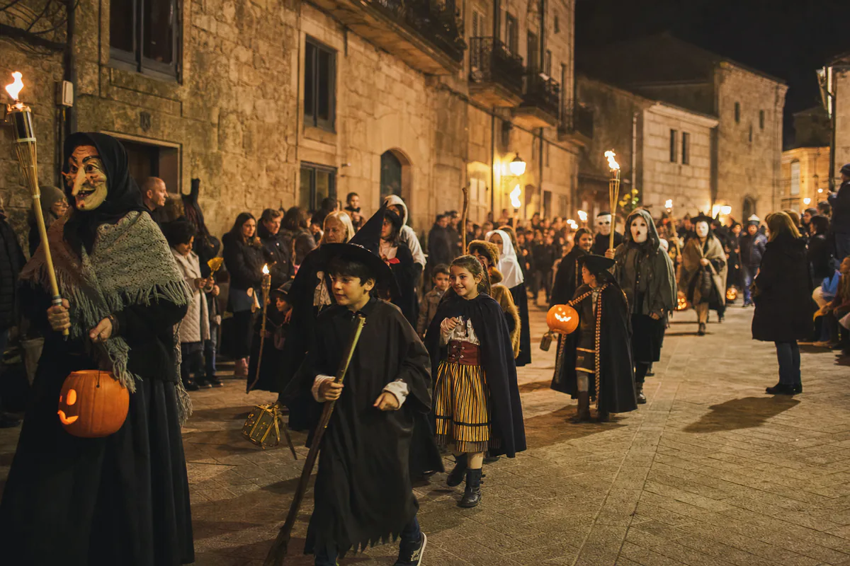 Desfile de Samaín en Galicia con disfraces, antorchas y calabazas