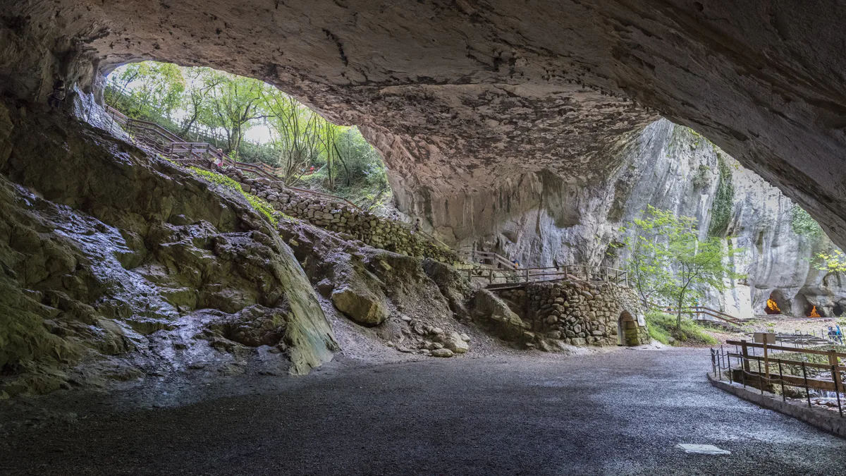 Entrada de la cueva de Zugarramurdi en Navarra