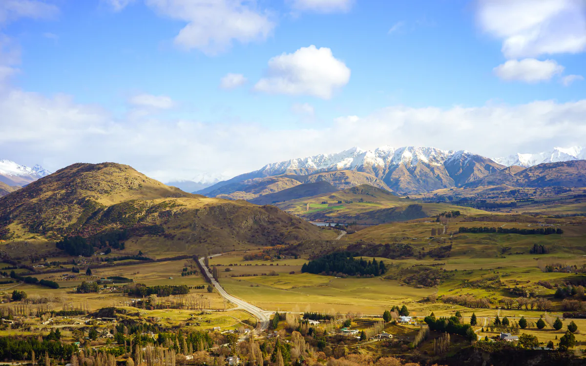 Carretera y montañas de la Isla Sur de Nueva Zelanda durante la primavera de noviembre
