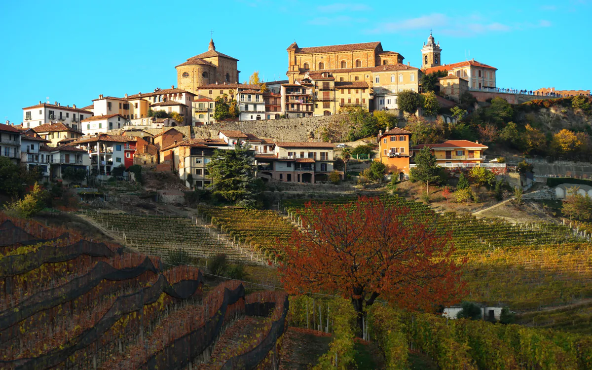 La Morra entre viñedos de las Langhe durante el otoño en el Piamonte
