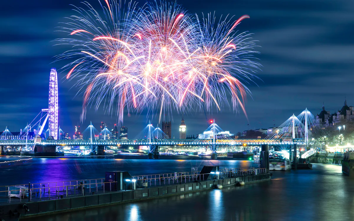 Fuegos artificiales de Bonfire Night durante un viaje a Londres en noviembre