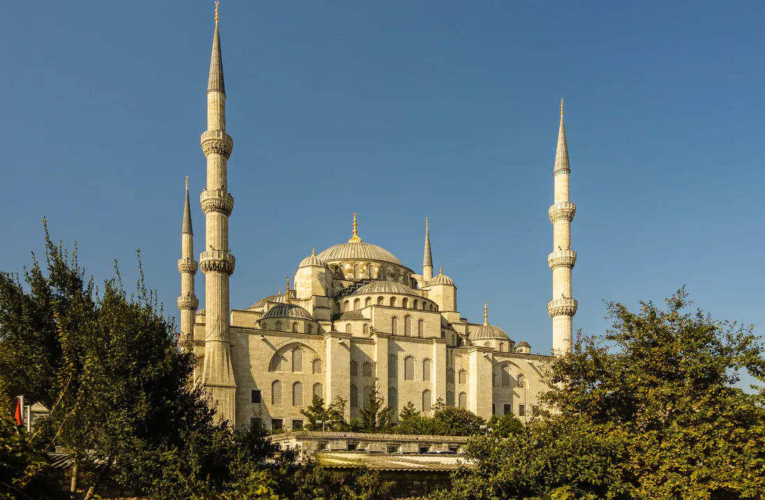 Mezquita en Estambul para viajar en octubre con clima más suave
