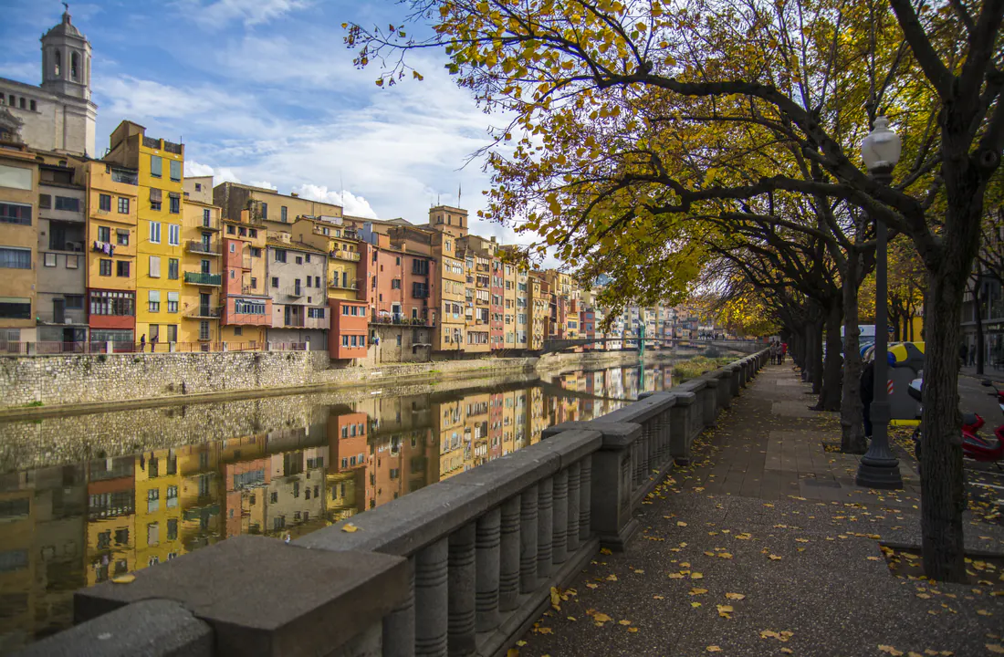 Casas junto al río en Girona durante el mes de octubre
