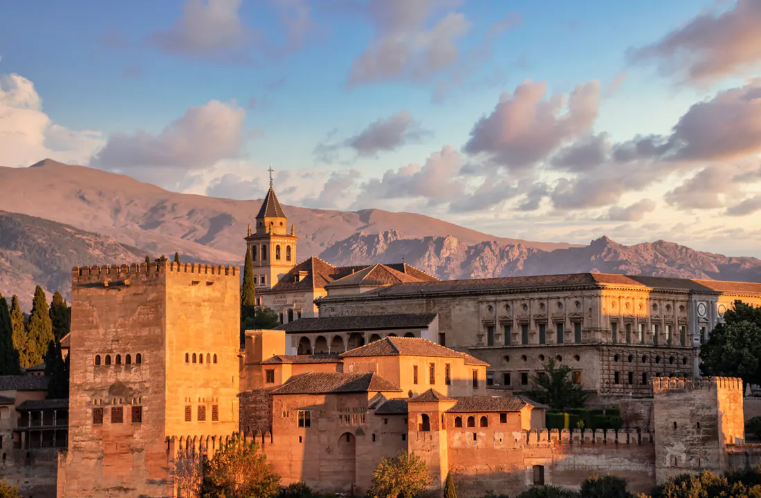La Alhambra de Granada al atardecer para viajar en octubre por Andalucía
