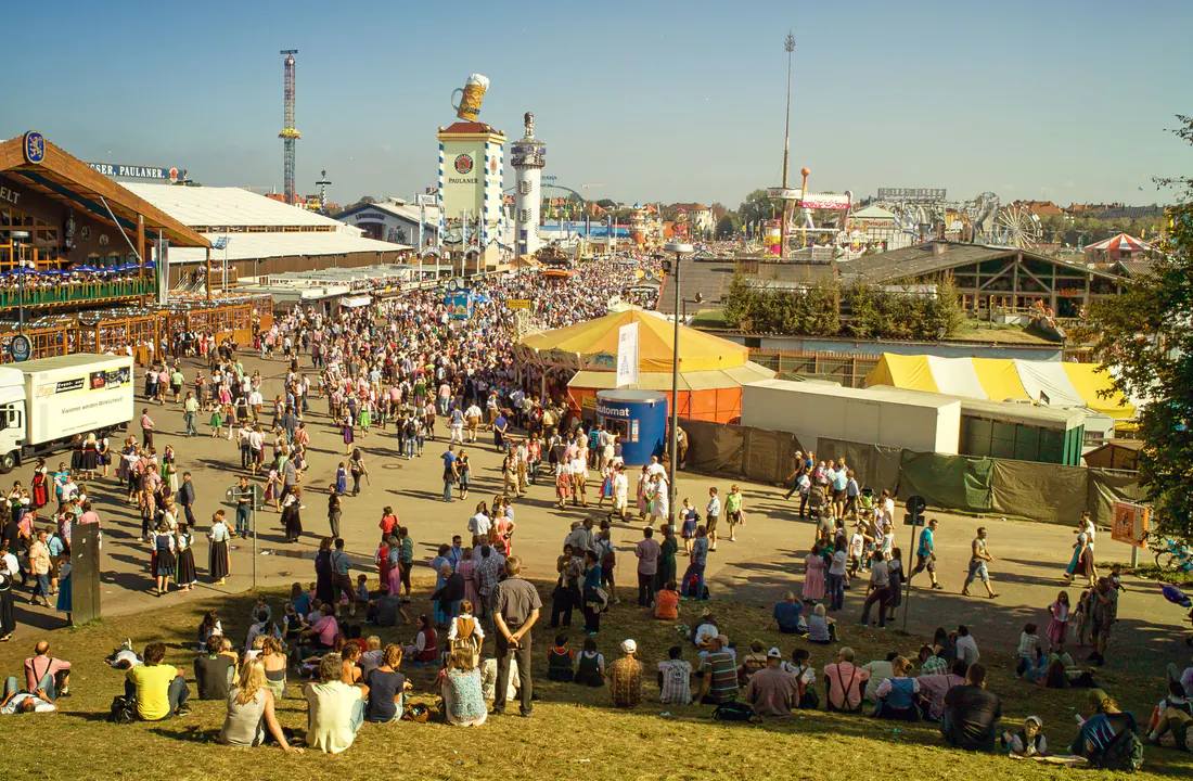 Ambiente de Oktoberfest en Múnich para viajar en octubre por Baviera