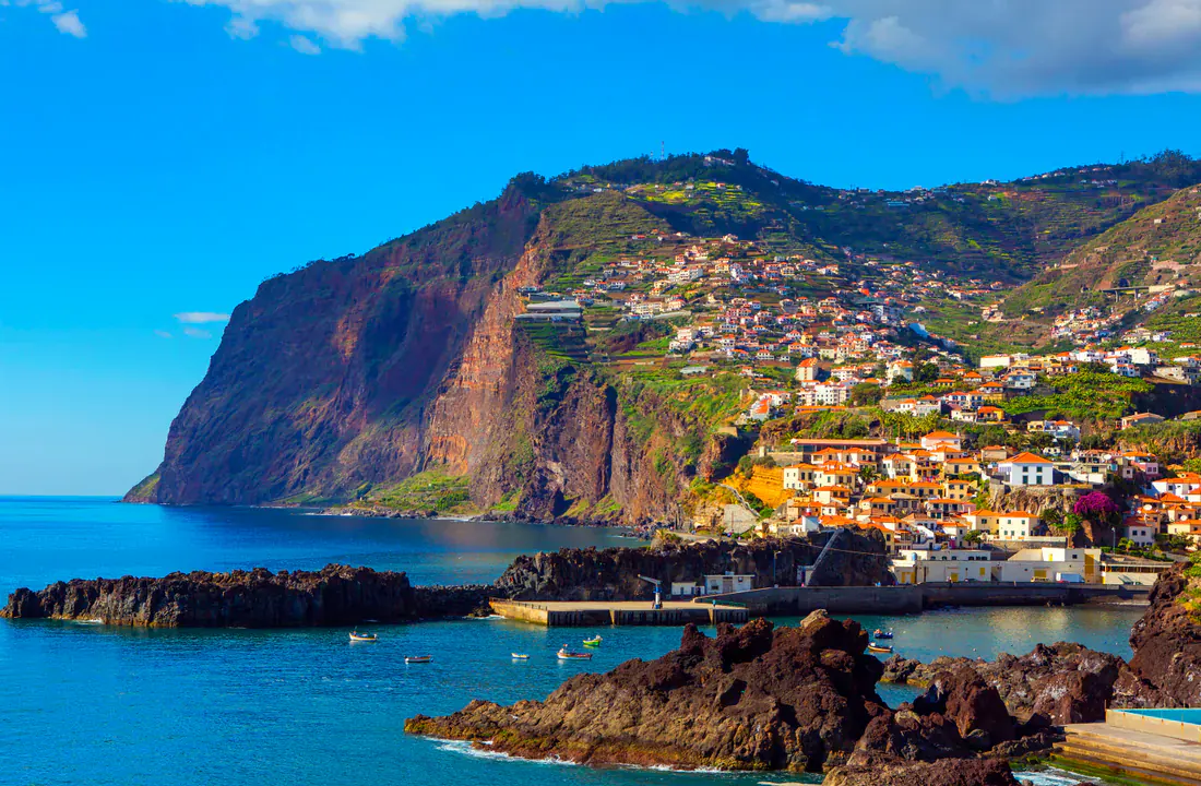 Terrazas verdes y pueblo de Madeira para viajar en septiembre