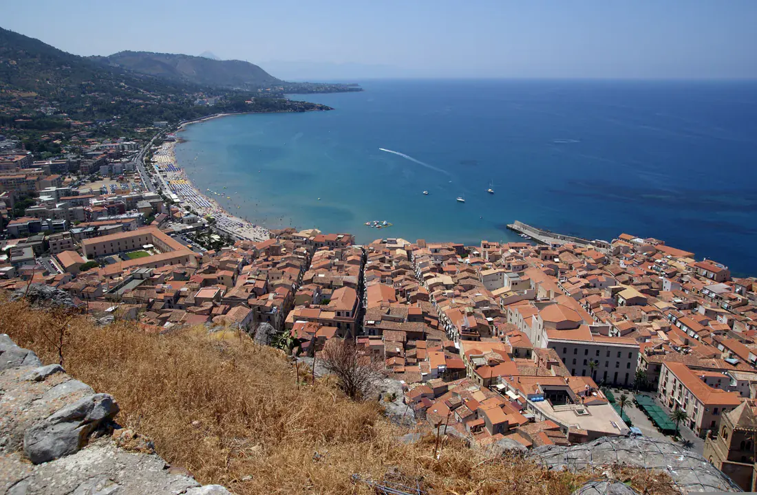 Costa y ciudad histórica de Sicilia para una ruta en septiembre