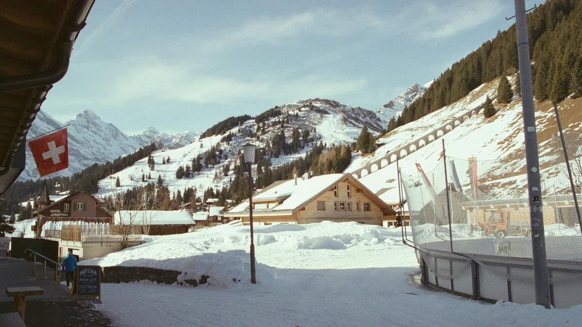 Estación alpina rodeada de montañas nevadas en Suiza