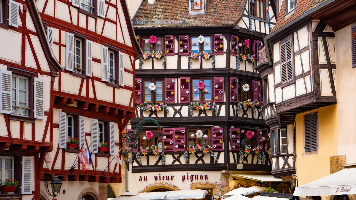 Casas de entramado de madera decoradas durante la Navidad en Colmar