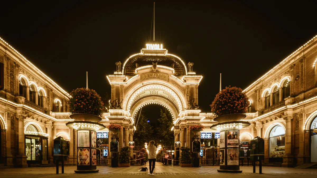 Entrada de los jardines Tivoli iluminada durante una noche de Navidad en Copenhague