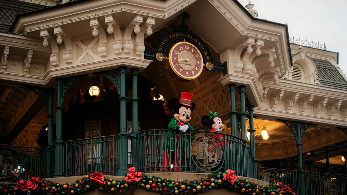 Mickey y Minnie saludando desde la estación de Main Street en Disneyland Paris