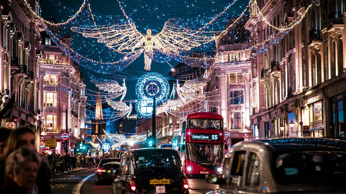 Regent Street iluminada en Navidad con tráfico y peatones en el centro de Londres