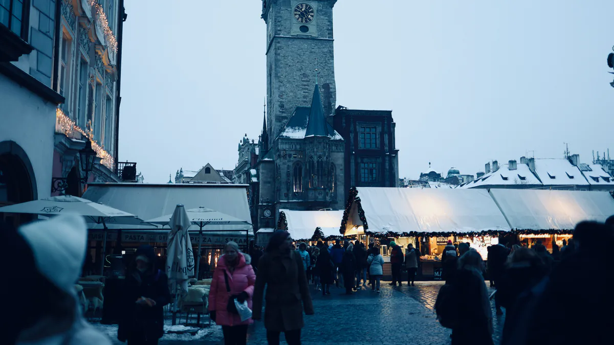 Plaza de la Ciudad Vieja de Praga con puestos navideños en una mañana de invierno