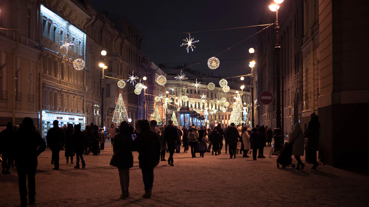 Calle peatonal iluminada y concurrida durante las vacaciones de Navidad