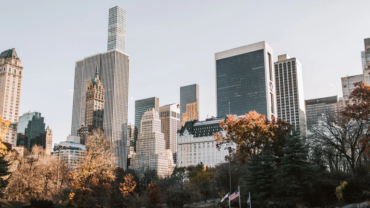 Pista de hielo de Central Park rodeada por los edificios de Nueva York