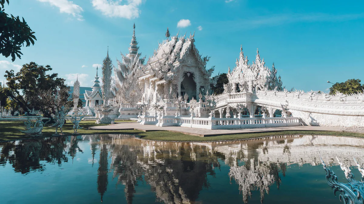 Templo Blanco de Chiang Rai bajo el cielo despejado de Tailandia