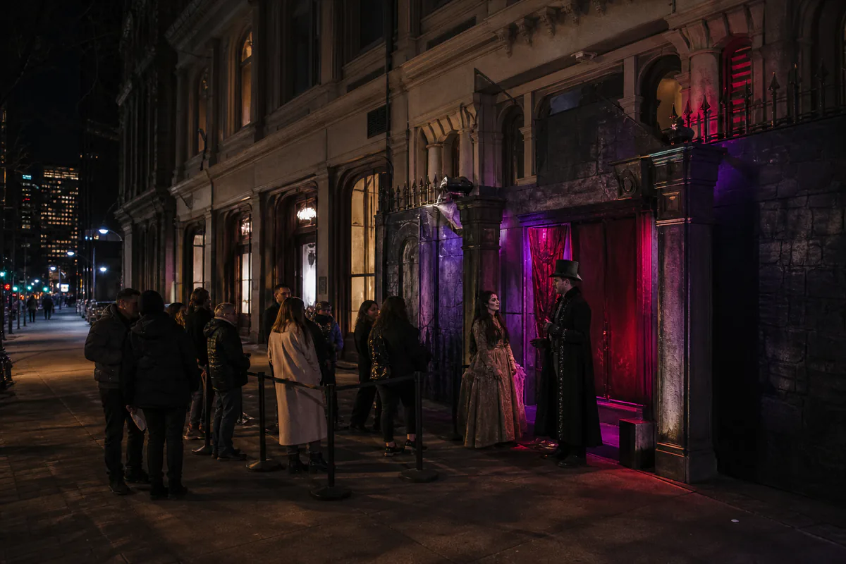 Entrada nocturna de una atracción de terror en Tribeca durante Halloween