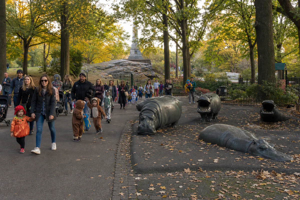 Familias disfrazadas junto a los hipopótamos de Hippo Playground durante el desfile de Halloween