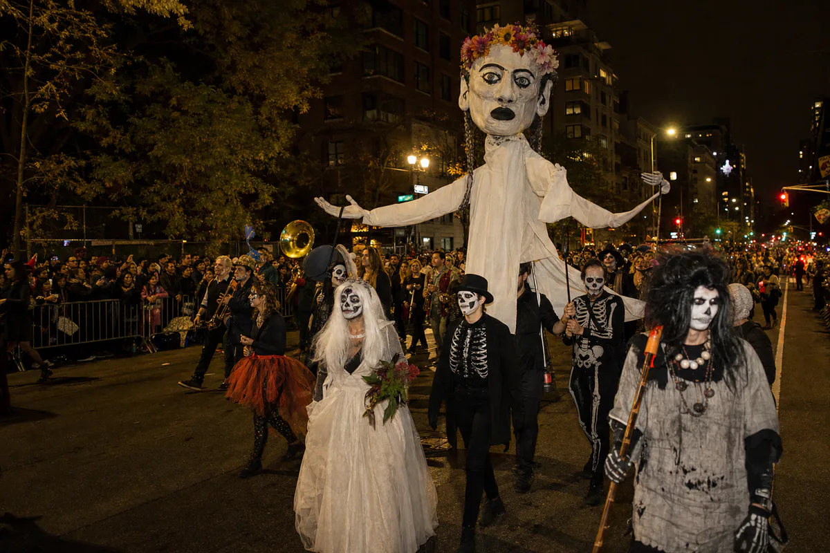 Participantes disfrazados durante el Village Halloween Parade de Nueva York