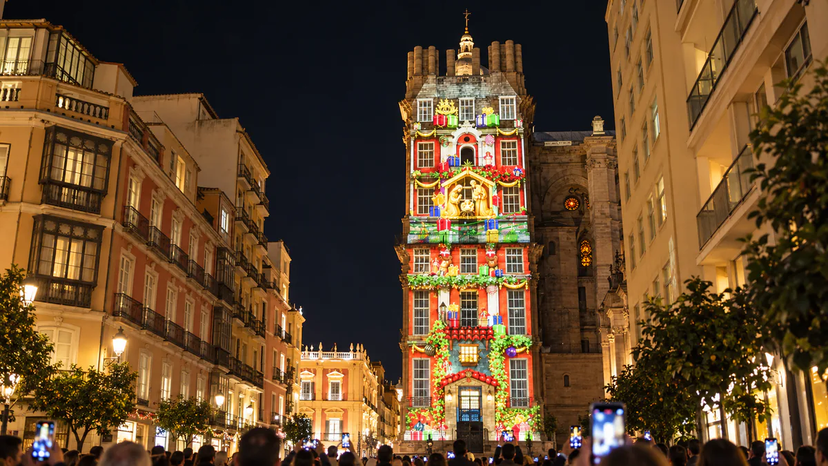 Recreación de las proyecciones navideñas sobre la Catedral de Málaga
