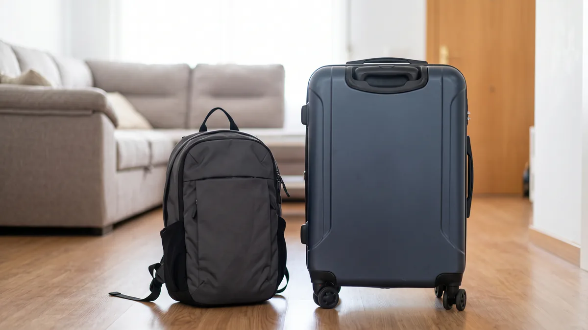Comparación entre una mochila gratuita y una maleta de cabina Priority de Ryanair