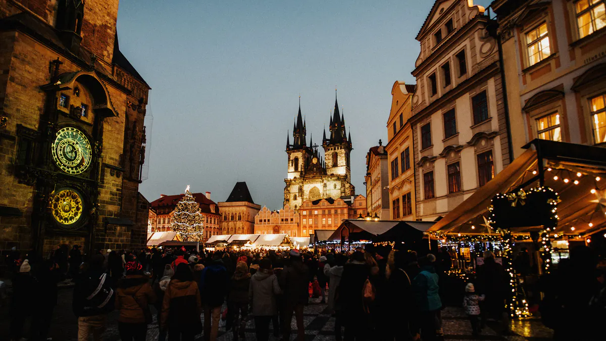 Mercadillo de Navidad de Praga en Old Town Square iluminado de noche