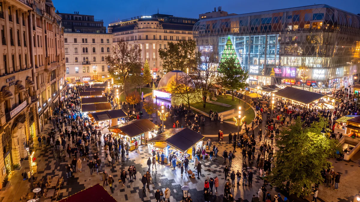 Mercadillo navideño de Vörösmarty tér iluminado al anochecer