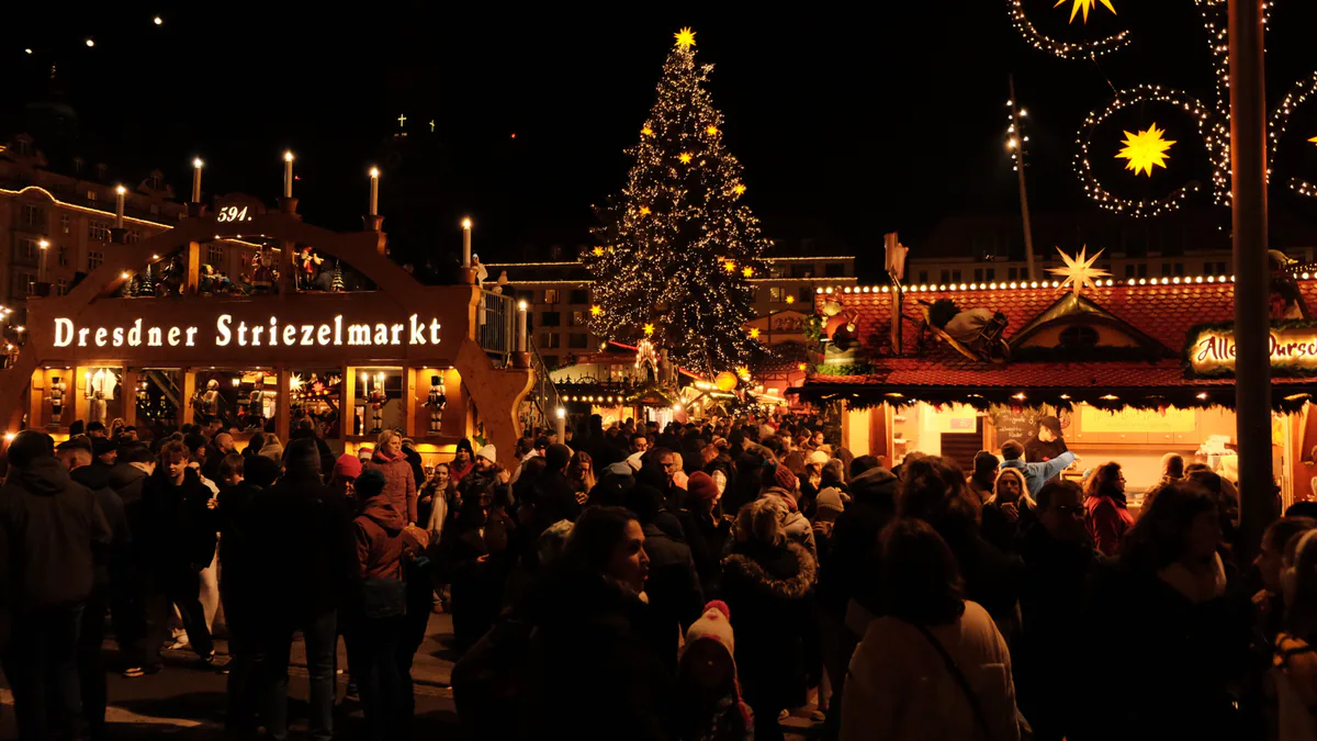 Striezelmarkt de Dresde iluminado por Navidad