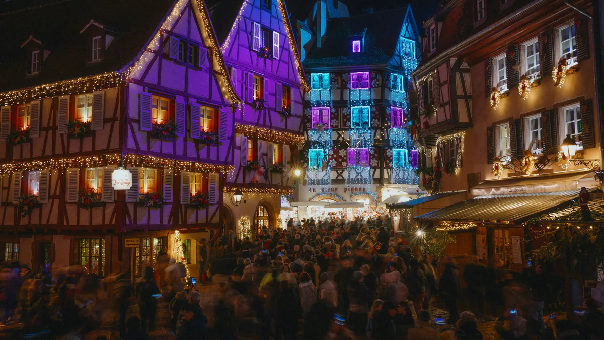 Mercado de Navidad iluminado entre casas tradicionales de Colmar