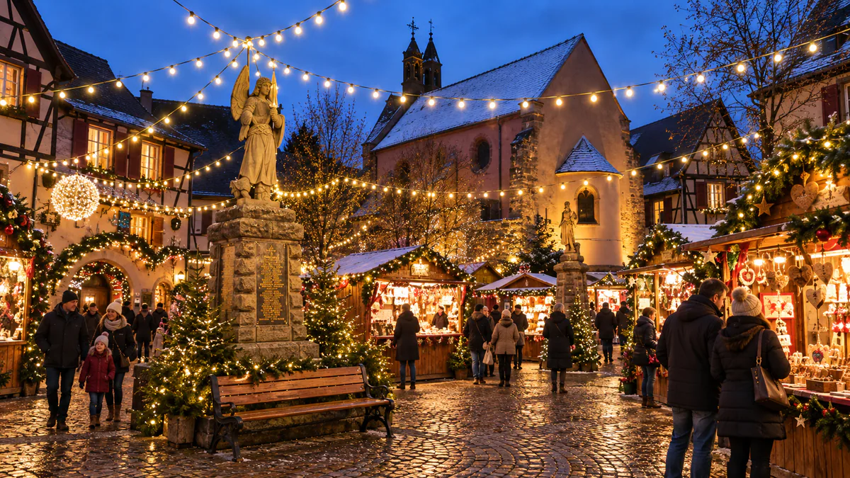 Mercado de Navidad de Eguisheim en una calle de casas tradicionales