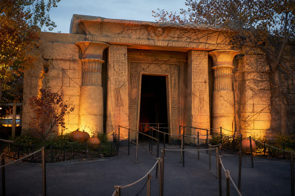 Pasaje de terror con ambientación de templo egipcio para Halloween