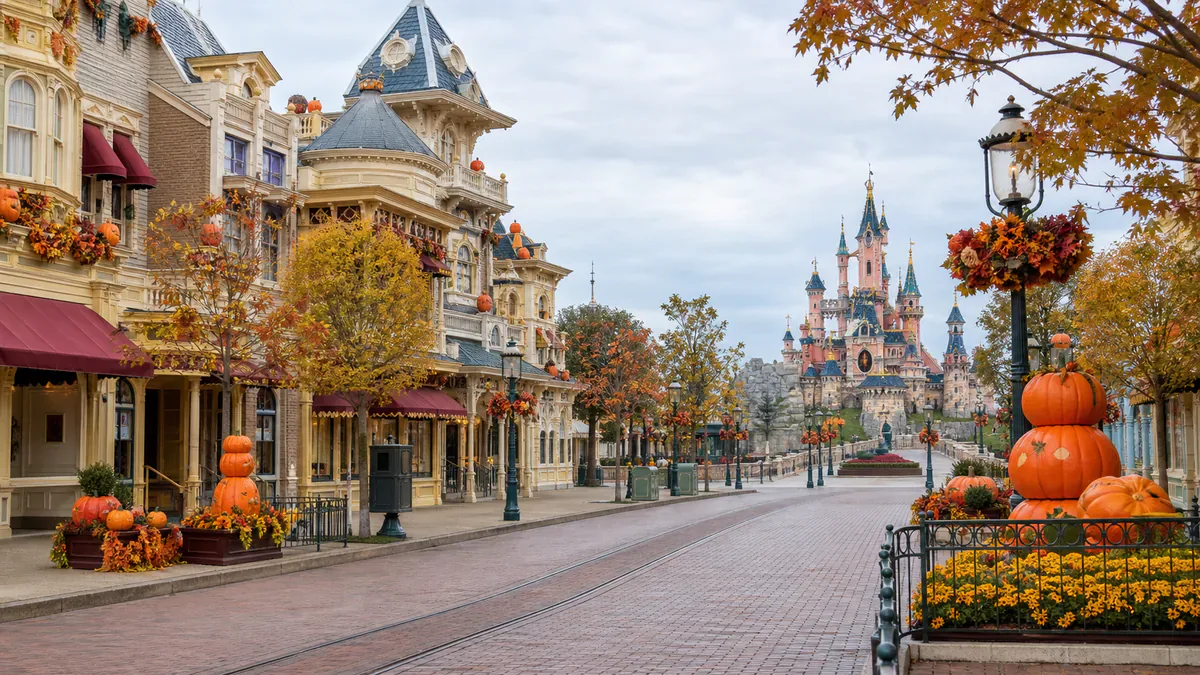 Recreación de la avenida y el castillo de Disneyland Paris con decoración de Halloween