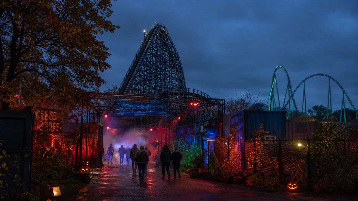 Recreación de montañas rusas y un ambiente nocturno de Halloween en Walibi Holland