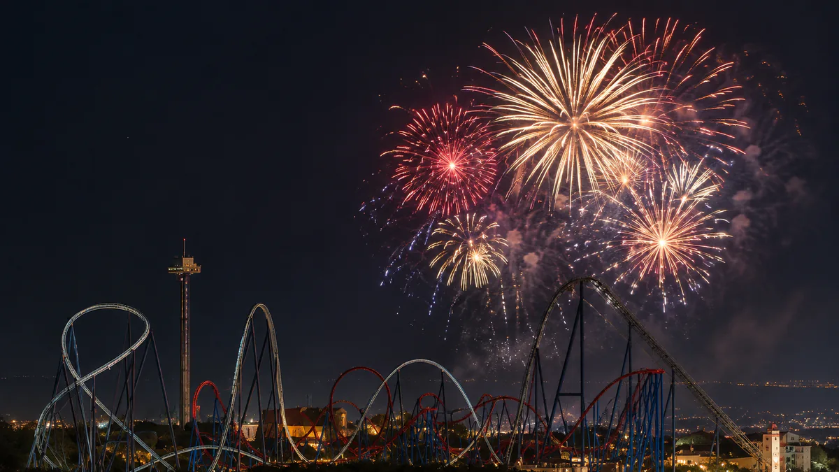 Montañas rusas de PortAventura iluminadas bajo fuegos artificiales de Fin de Año