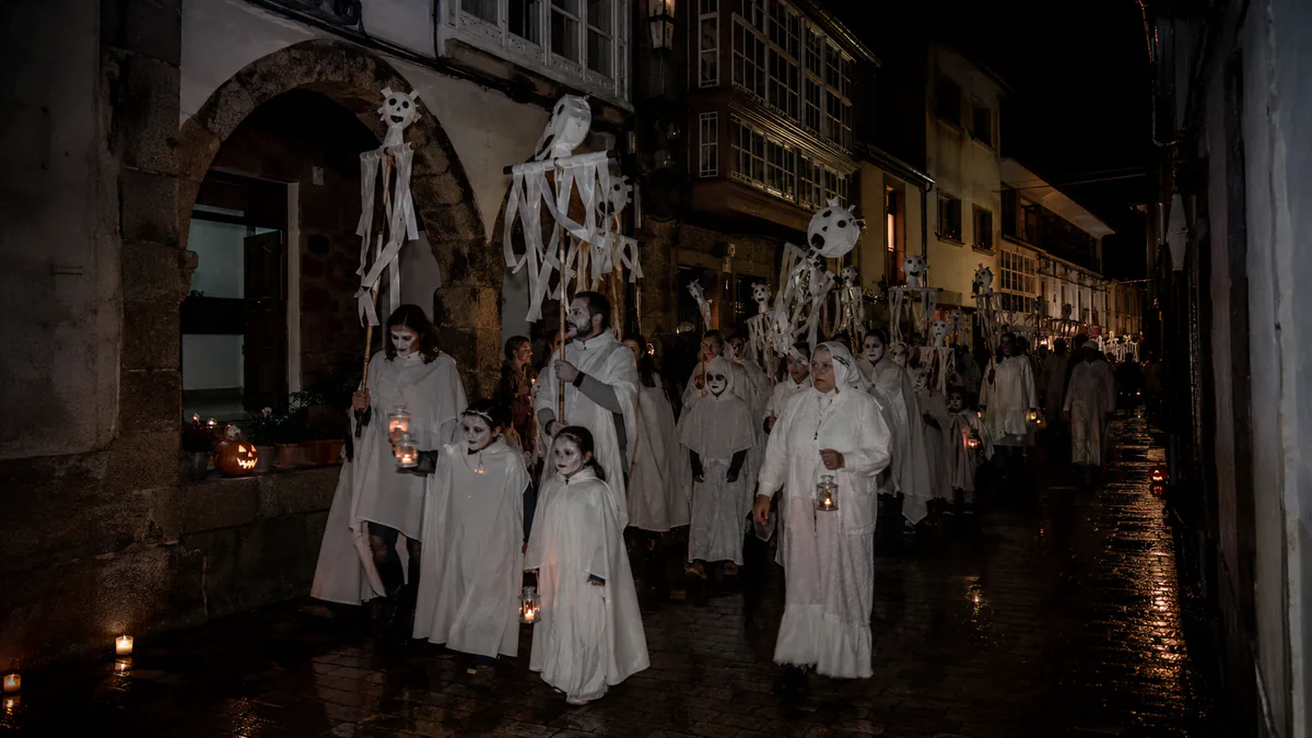 Pasarrúas de fantasmas inspirado en el Samaín de Cedeira