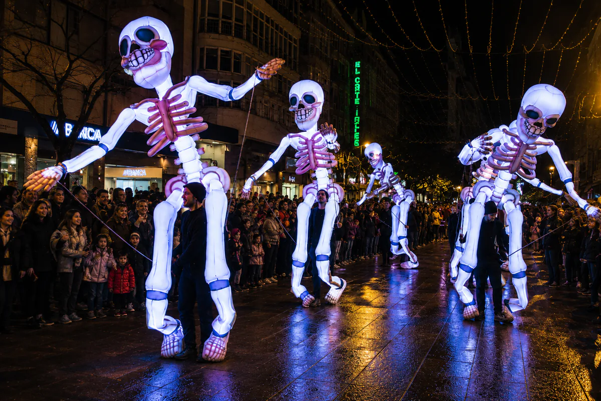 Desfile de Samaín en Ourense con figuras iluminadas en el centro de la ciudad