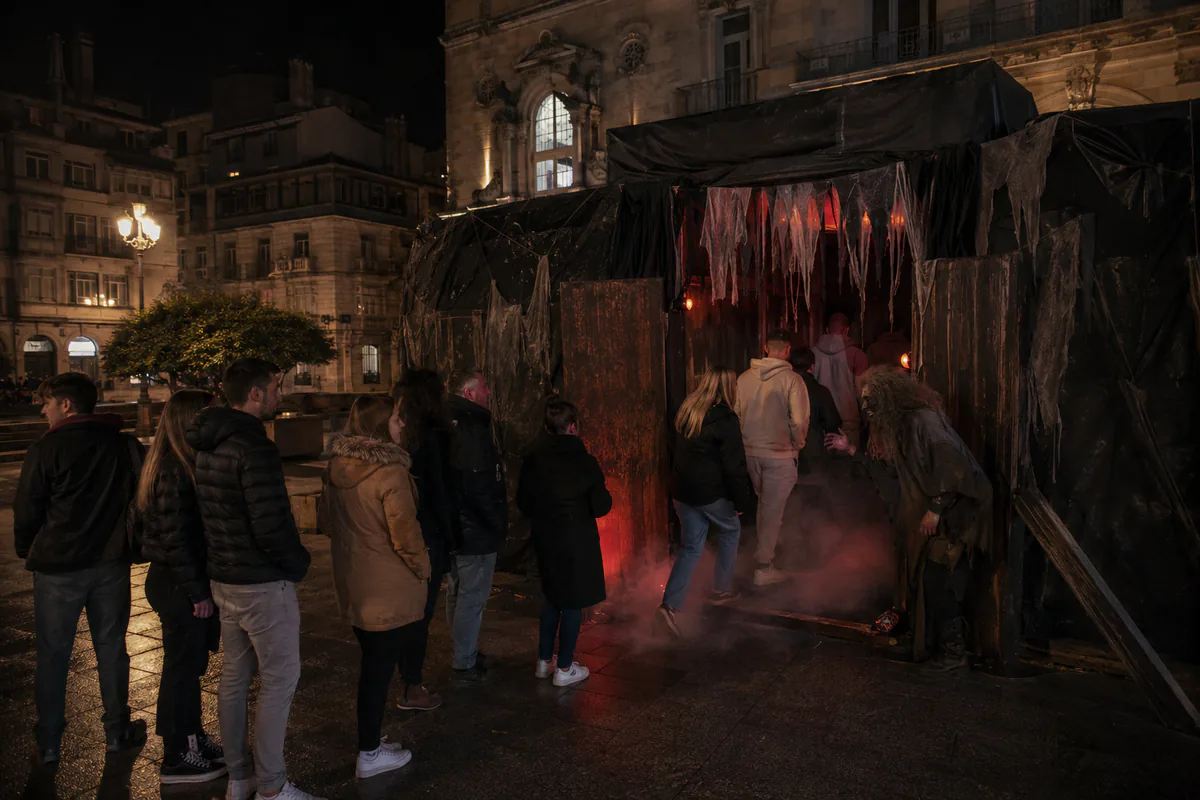 Recreación de un túnel del terror durante el Halloween de Ourense
